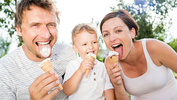 Familie spiser is